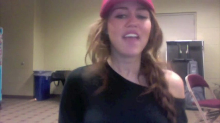 Miley Says Goodbye to Twitter 403