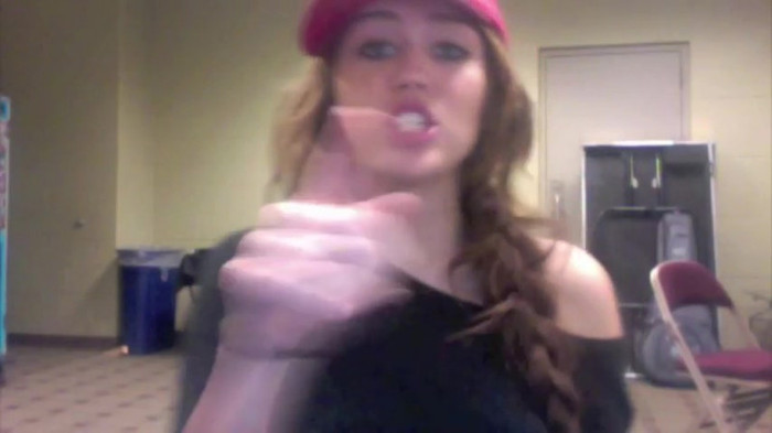 Miley Says Goodbye to Twitter 409
