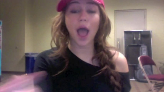 Miley Says Goodbye to Twitter 411