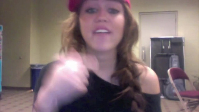 Miley Says Goodbye to Twitter 414