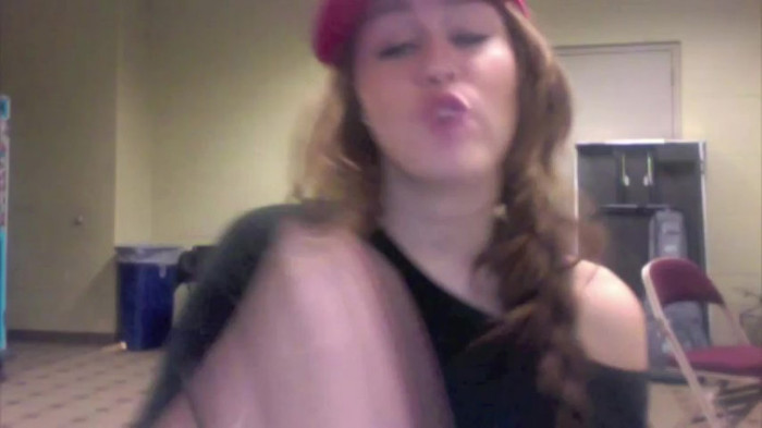Miley Says Goodbye to Twitter 416