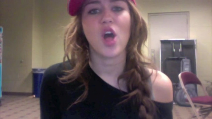 Miley Says Goodbye to Twitter 450 - Miley says Goodbye to Twitter 2009 - Captures 1