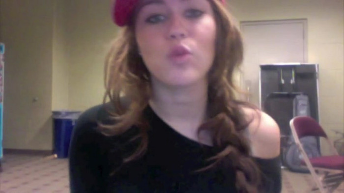 Miley Says Goodbye to Twitter 516 - Miley says Goodbye to Twitter 2009 - Captures 2