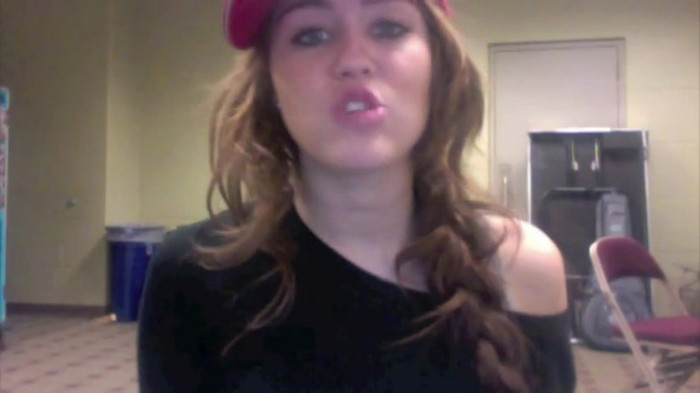Miley Says Goodbye to Twitter 517 - Miley says Goodbye to Twitter 2009 - Captures 2
