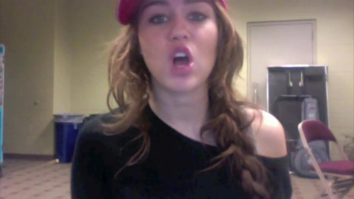 Miley Says Goodbye to Twitter 518 - Miley says Goodbye to Twitter 2009 - Captures 2