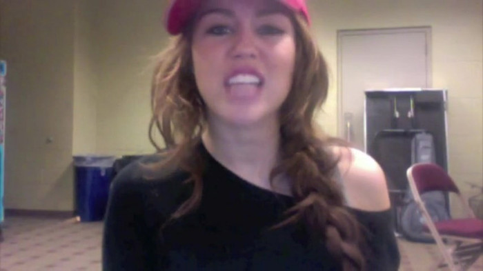 Miley Says Goodbye to Twitter 519 - Miley says Goodbye to Twitter 2009 - Captures 2