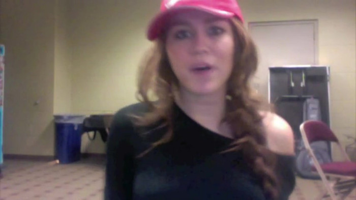 Miley Says Goodbye to Twitter 531 - Miley says Goodbye to Twitter 2009 - Captures 2