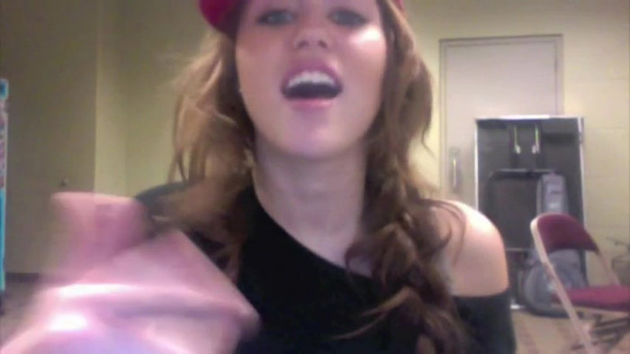 Miley Says Goodbye to Twitter 554