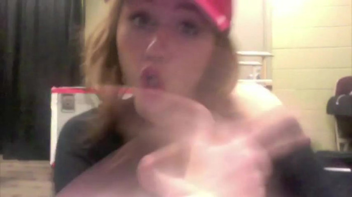 Miley Says Goodbye to Twitter 580