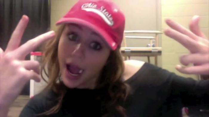 Miley Says Goodbye to Twitter 583