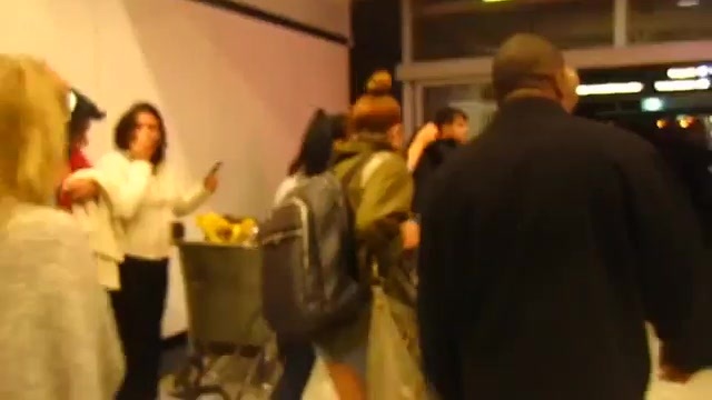 Miley Cyrus arriving_leaving sydney international airport 02