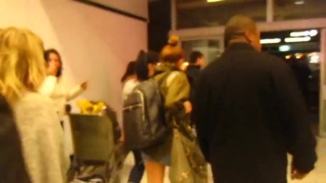 Miley Cyrus arriving_leaving sydney international airport 03