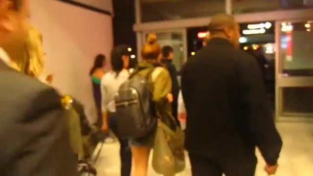 Miley Cyrus arriving_leaving sydney international airport 04