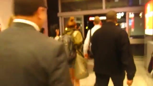 Miley Cyrus arriving_leaving sydney international airport 05 - Miley Cyrus arriving leaving Sydney International Airport - Capture