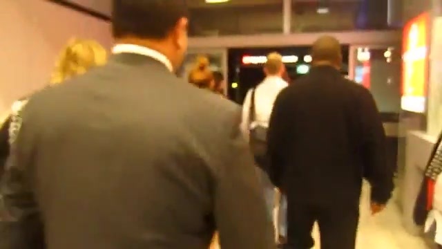 Miley Cyrus arriving_leaving sydney international airport 06