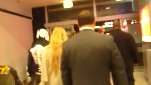 Miley Cyrus arriving_leaving sydney international airport 09