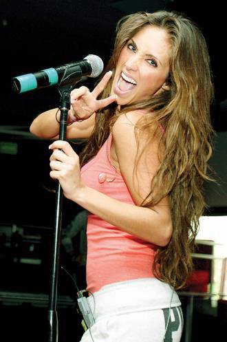 111 - Anahi ensayando