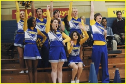 normal_selena-gomez-jennifer-stone-cheer-team-15