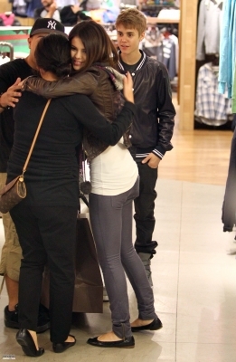 normal_004 - March 1 - Shopping In Los Angeles With Justin Bieber