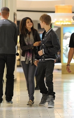 normal_018 - March 1 - Shopping In Los Angeles With Justin Bieber