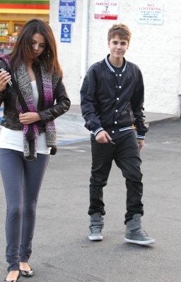normal_053 - March 1 - Shopping In Los Angeles With Justin Bieber