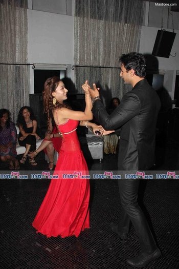 189819_159386880786628_159378824120767_353176_7328100_n - sara khan sadhna culoarea fericirii 2