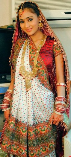 195916_159645254094124_159378824120767_354413_7729944_n - sara khan sadhna culoarea fericirii 2