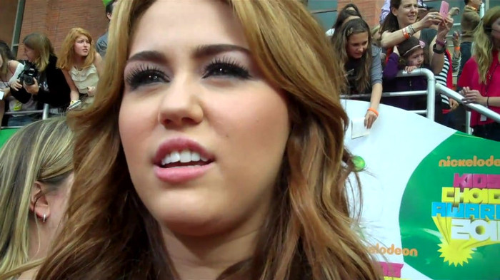 Miley Cyrus at the 2011 Kids\' Choice Awards 061 - Miley Cyrus at the 2011 Kids Choice Awards - Captures 1