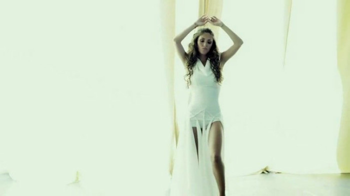 Anahi___Quiero_(_Official_Music_Video_)_735