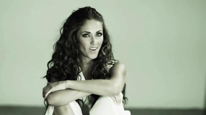 Anahi___Quiero_(_Official_Music_Video_)_742