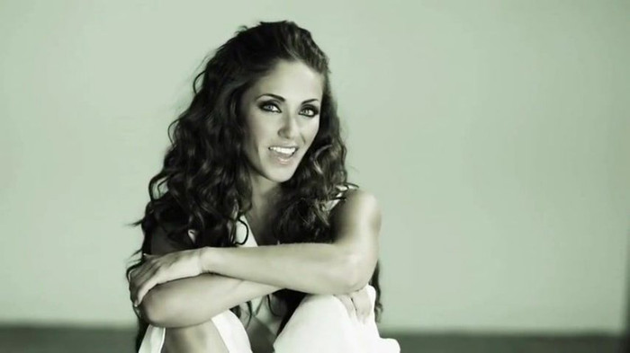 Anahi___Quiero_(_Official_Music_Video_)_743