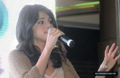 normal_selena-gomez-026 - 06-20-11  Monte Carlo Mall Tour  King of Prussia Mall - King of Prussia  PA