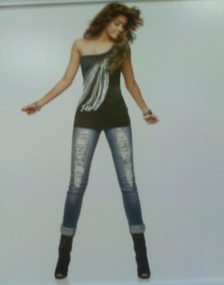 normal_57078479-8df2804e37e5137be482c1c2143b62fb_4b4e62eb-full - Miley Cyrus and Max Azria Clothing Line 2009