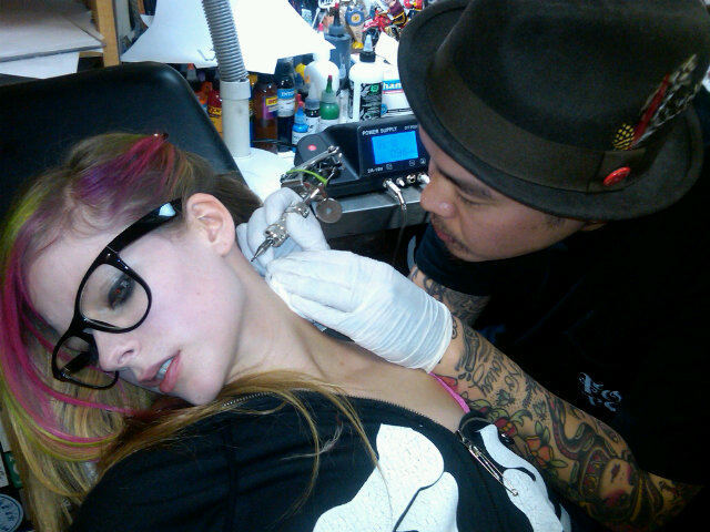 avril lavigne tattoo 2 - Avril Lavigne si-a tatuat un ac de siguranta pe gat FOTO