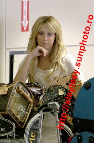 ;l\' - Ashley Tisdale poze personale