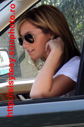 srt - Ashley Tisdale poze personale