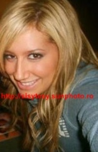 trfu - Ashley Tisdale poze personale