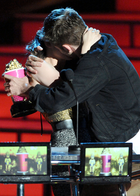 normal_101675462_10_122_452lo - 2011 MTV Movie Awards update Best Kiss Award