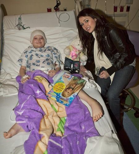 miley-cyrus_COM-childrenshospital-lasvegas-2008feb27-004 - Miley Cyrus-real life