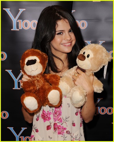 selena-gomez-love-song-y100-04 - Marie Antoinette  Nope  That is Just Selena Gomez