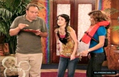 normal_selena-gomez-014 - Wizards Of Waverly Place - Cast-Away - Screencaps