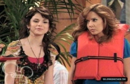normal_selena-gomez-016 - Wizards Of Waverly Place - Cast-Away - Screencaps
