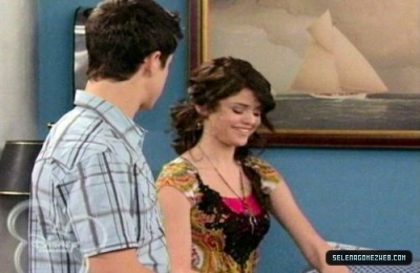 normal_selena-gomez-019 - Wizards Of Waverly Place - Cast-Away - Screencaps