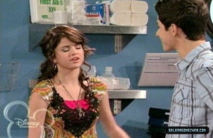 normal_selena-gomez-022 - Wizards Of Waverly Place - Cast-Away - Screencaps