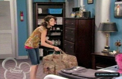 normal_selena-gomez-023 - Wizards Of Waverly Place - Cast-Away - Screencaps
