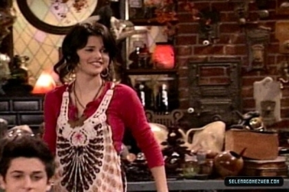 normal_selena-gomez-0003 - Wizards Of Waverly Place - Hugh is Not Normous - Screencaps