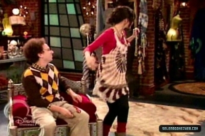 normal_selena-gomez-0021 - Wizards Of Waverly Place - Hugh is Not Normous - Screencaps