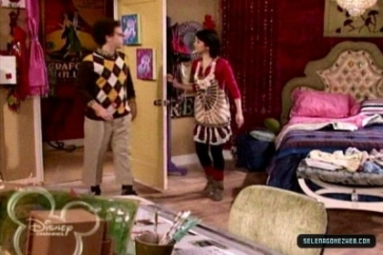 normal_selena-gomez-0022 - Wizards Of Waverly Place - Hugh is Not Normous - Screencaps