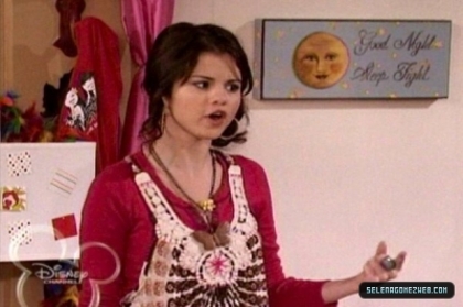 normal_selena-gomez-0028 - Wizards Of Waverly Place - Hugh is Not Normous - Screencaps