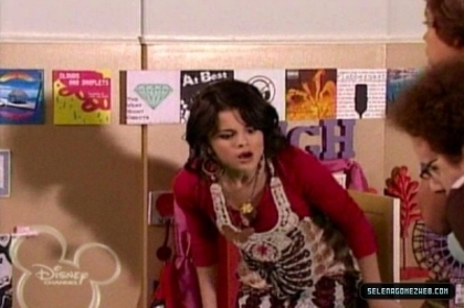 normal_selena-gomez-0054 - Wizards Of Waverly Place - Hugh is Not Normous - Screencaps
